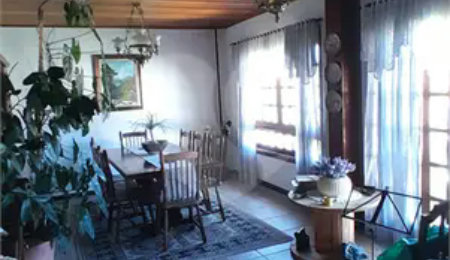 Sobrado à venda com 3 quartos, sendo 1 suíte,  em Vila Isabela, Campos do Jordão, SP