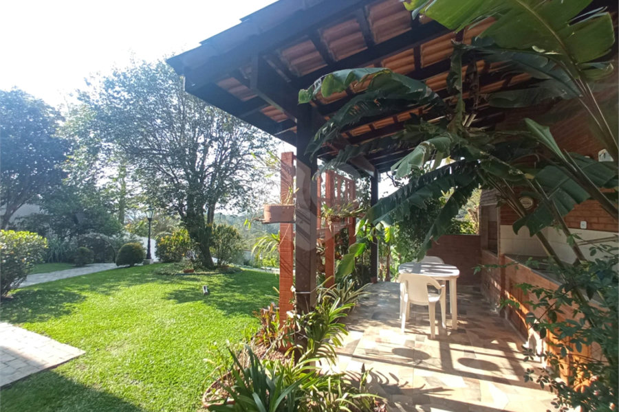 Casa à venda com 4 quartos, sendo 1 suíte, no condomínio Alpes da Cantareira, Mairiporã - SP