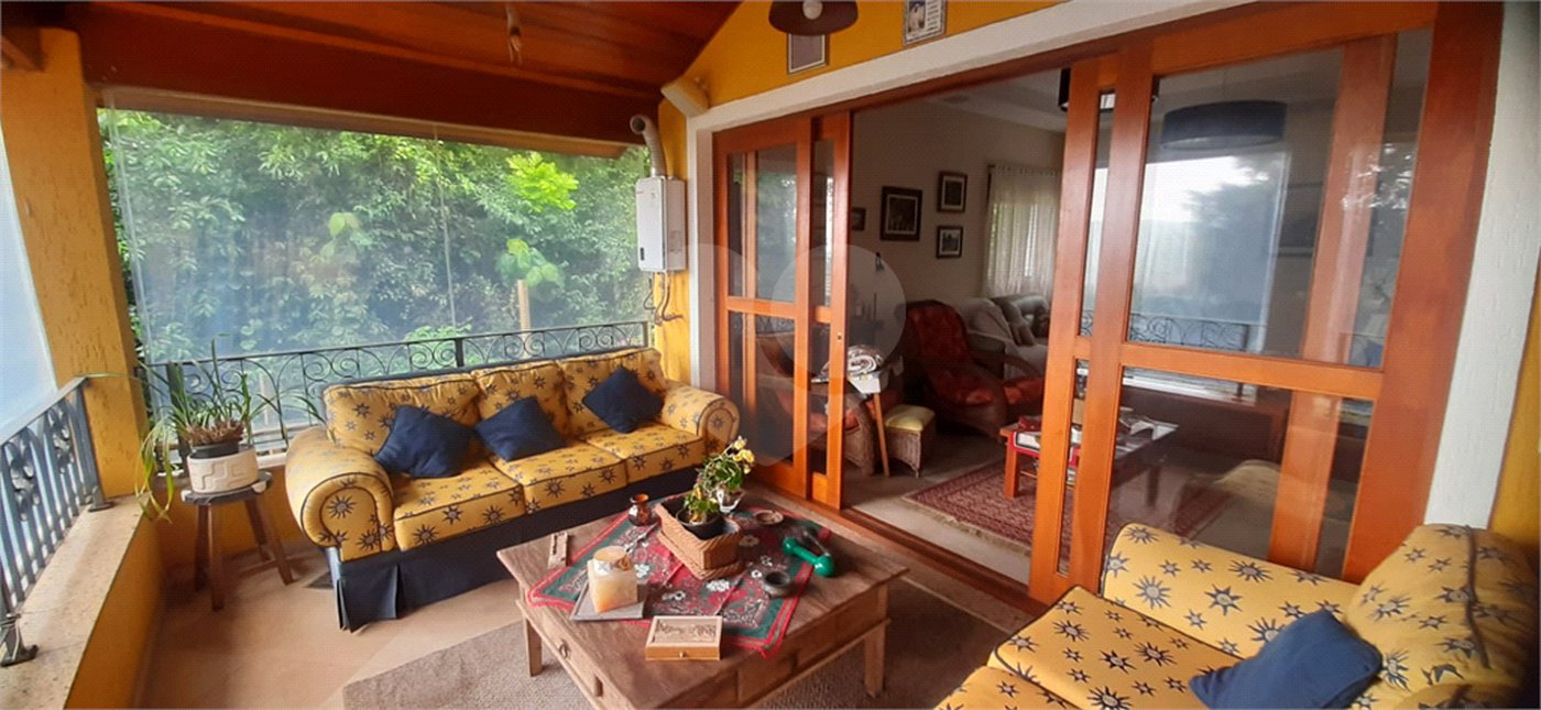 Casa à venda com 5 quartos, sendo 4 suítes, no condomínio Alpes da Cantareira, Mairiporã - SP