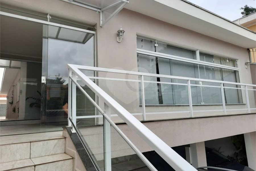 casa térrea na Vila Romana, 07 vagas de garagem, 4 quartos,, sendo 1 suíte amplo quintal.