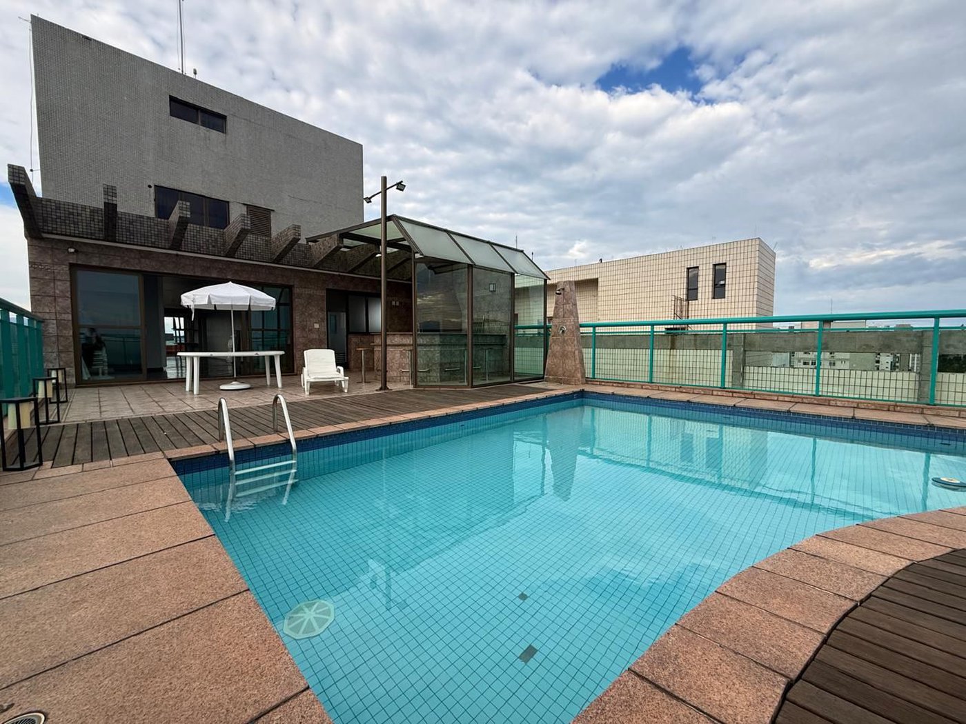 Apartamento Alto Padrão Frente Mar com 4 Dormitórios, 3 Suítes e 3 Vagas na Orla de Santos