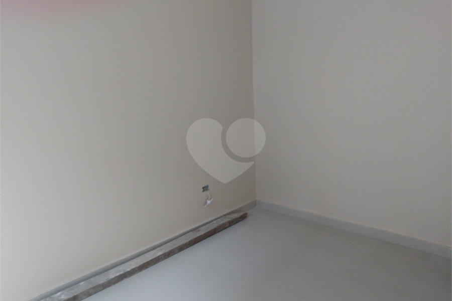 Casa à venda com 3 quartos, sendo 1 suíte,  no condomínio Nair Ramos Shuring, São Paulo - SP