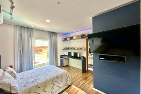 Casa à venda com 4 quartos, sendo 3 suítes, no condomínio Vilarejo, Carapicuíba - SP