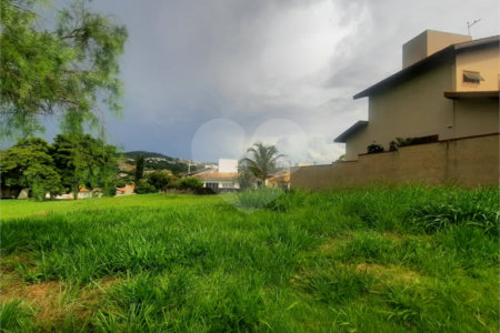 Lindo terreno de 450m², localizado no Condomínio Vilaggio Caprirccio