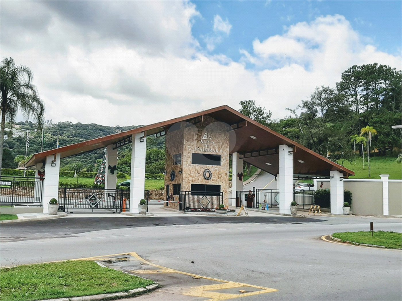 Casa à venda ou para alugar com 3 quartos, sendo 1 suíte, no condomínio Alpes de Caieiras, Caieiras - SP