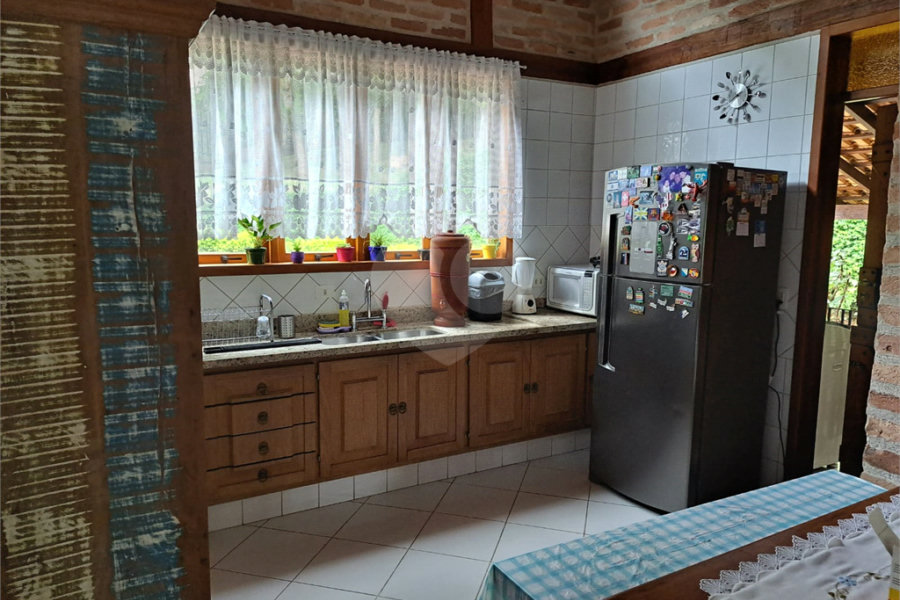 Casa à venda ou para alugar com 3 quartos, sendo 1 suíte,  no condomínio Parque Petrópolis 4 Secção, Mairiporã - SP