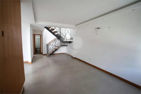 Casa à venda com 4 quartos, sendo 3 suítes, no condomínio Lícia de Alvarenga, Rio de Janeiro - RJ