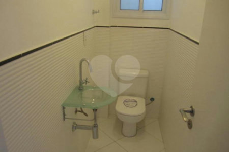 Casa à venda com 4 quartos, sendo 2 suítes, em Moema, São Paulo, SP