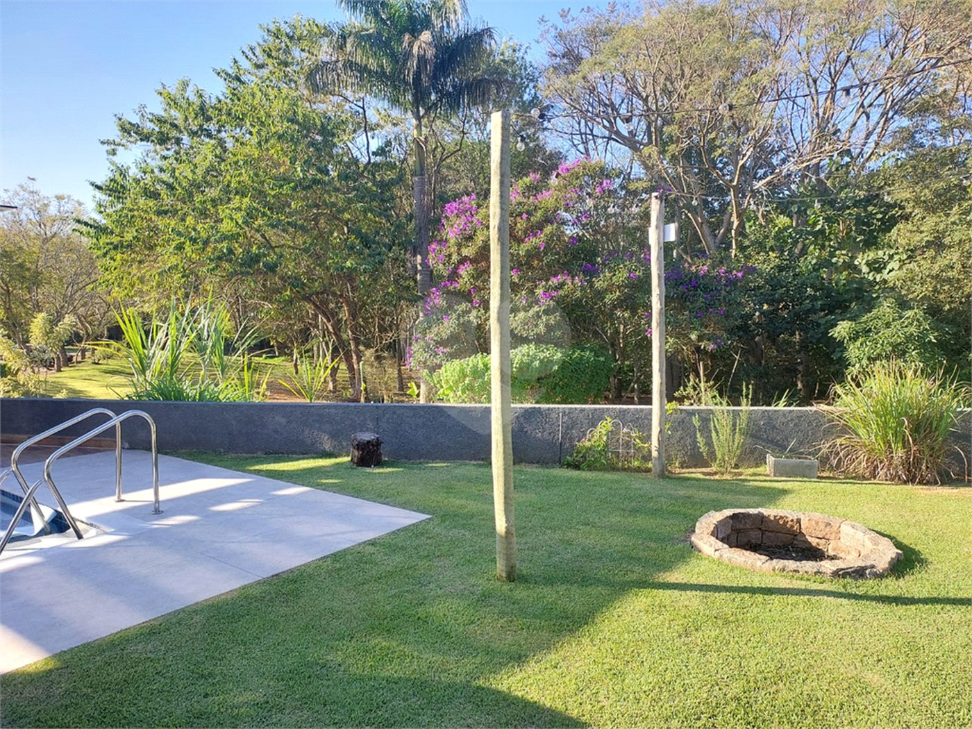 Casa à venda com 4 quartos, sendo 2 suítes,  no condomínio Figueira Garden, Atibaia - SP