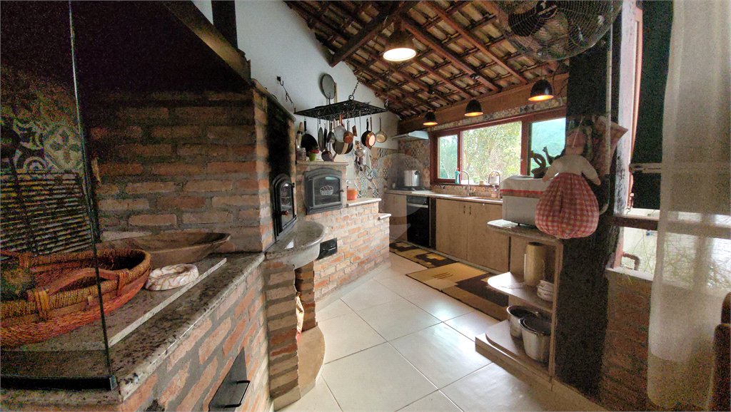 Sobrado à venda com 4 quartos, sendo 2 suítes, no Centro, Mairiporã, SP