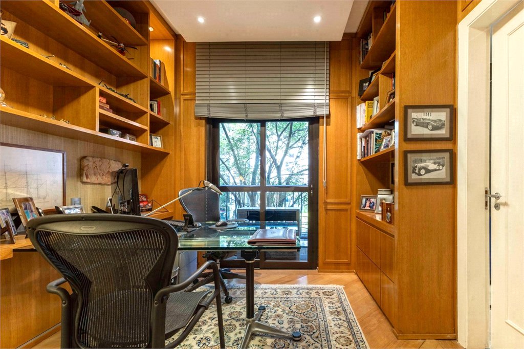 Apartamento à venda com 4 quartos, sendo 3 suítes, em Moema, São Paulo, SP