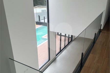Casa à venda com 4 suítes no condomínio Figueira Garden, Atibaia - SP