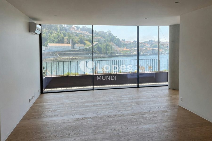 Apartamento T4 à venda em Lordelo do Ouro, Porto, Portugal – 240 m²