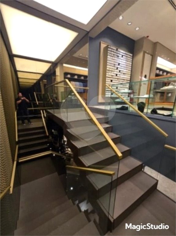 Prédio Comercial com 300m² , 3 pavimentos , refeitório , 2 banheiros , à venda no Brás.