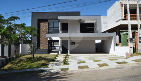 Casa à venda com 4 suítes no condomínio Figueira Garden, Atibaia - SP