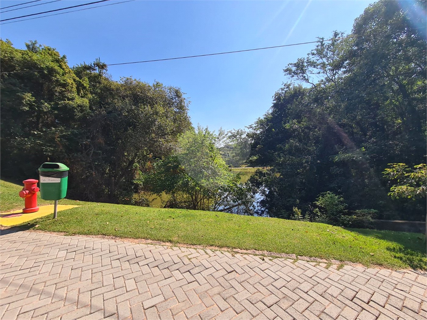 Casa à venda com 3 quartos, sendo 1 suíte, no condomínio Terras de São Francisco, Vinhedo - SP