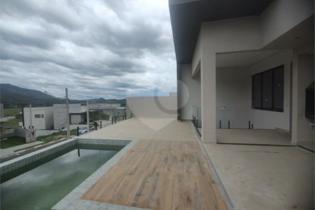 Casa exclusiva em Atibaia de alto padrão com 3 suítes, piscina, espaço gourmet, condomínio fechado, aceita financiamento