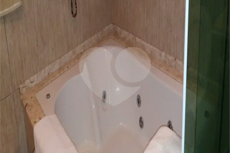Sobrado à venda com 4 quartos, sendo 3 suítes, em Vila Irmãos Arnoni, São Paulo, SP