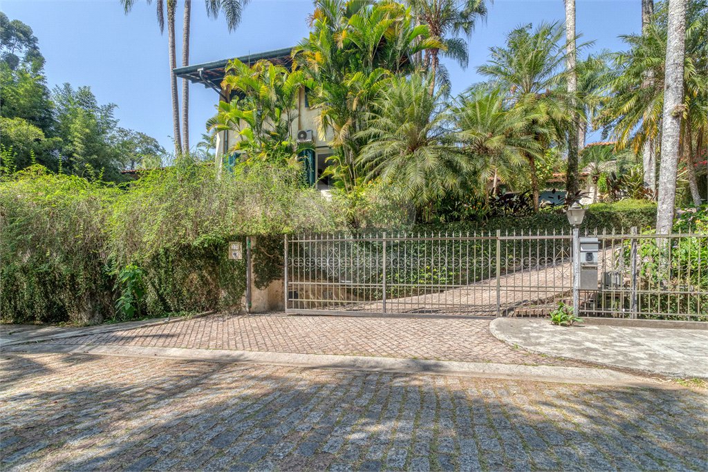Casa à venda com 6 quartos, sendo 2 suítes, no condomínio Chácara Flora, São Paulo - SP
