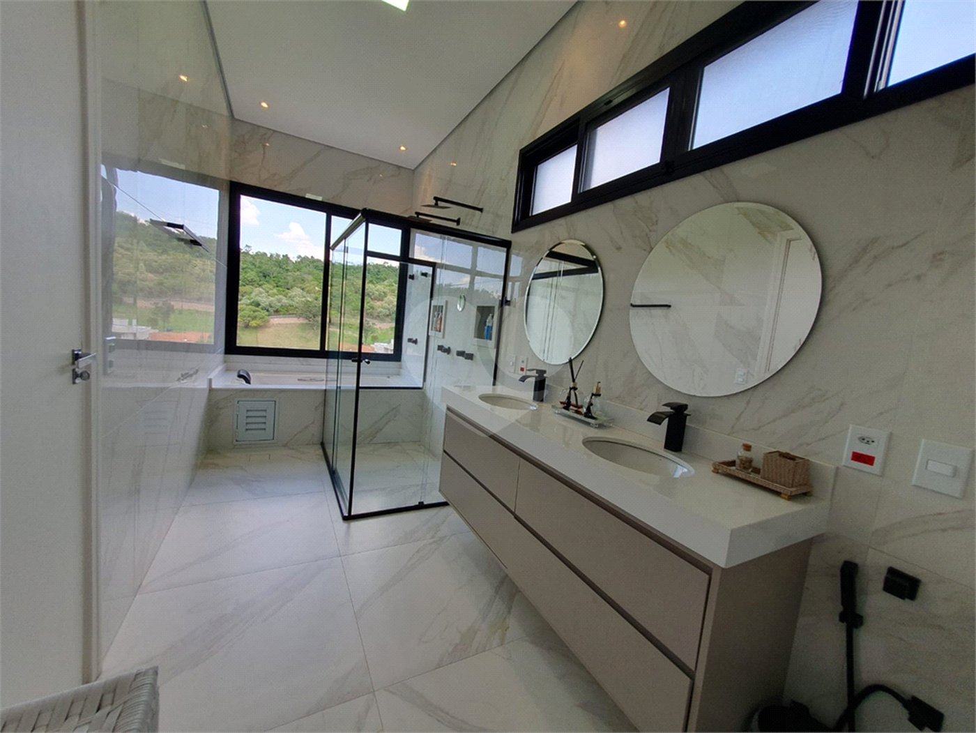 Casa à venda com 6 quartos, sendo 5 suítes, no condomínio Jardim Primavera, Louveira - SP