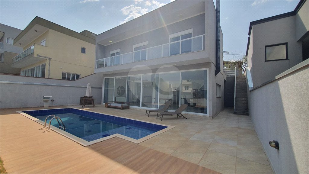 Casa à venda com 3 quartos, sendo 1 suíte, no condomínio Figueira Garden, Atibaia - SP