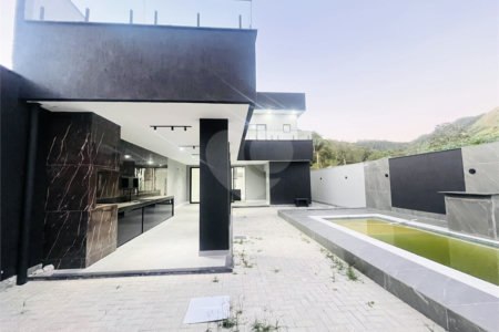 Casa à venda com 3 quartos, sendo 1 suíte, no condomínio Vale dos Sonhos 2, Rio de Janeiro - RJ