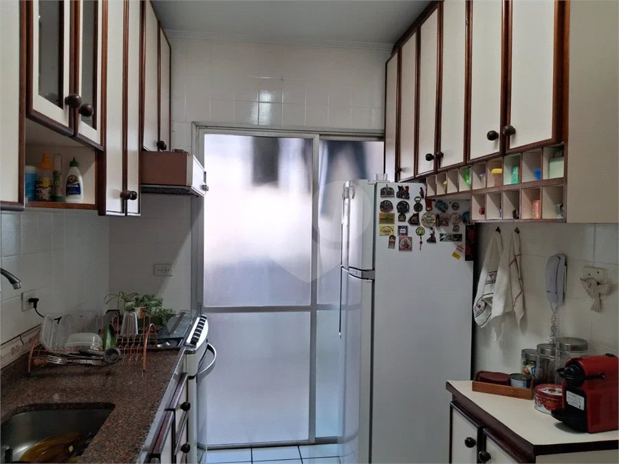 Prédio com portaria 24 horas, e lazer. Apartamento com 3 dormitórios, uma suíte, 2 vagas de garagem
