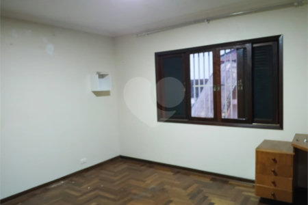Sobrado à venda com 4 quartos, sendo 1 suíte, em Interlagos, São Paulo, SP