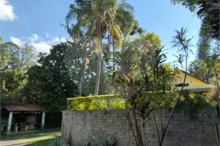Casa com Piscina, Sauna e Edícula em Rua Arborizada no Tremembé