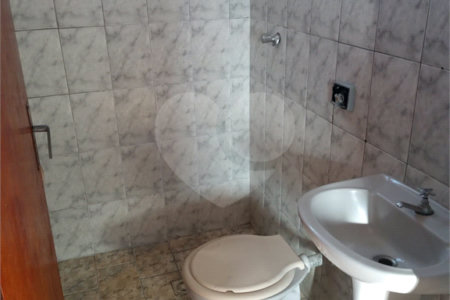 Sobrado com 5 dormitórios.