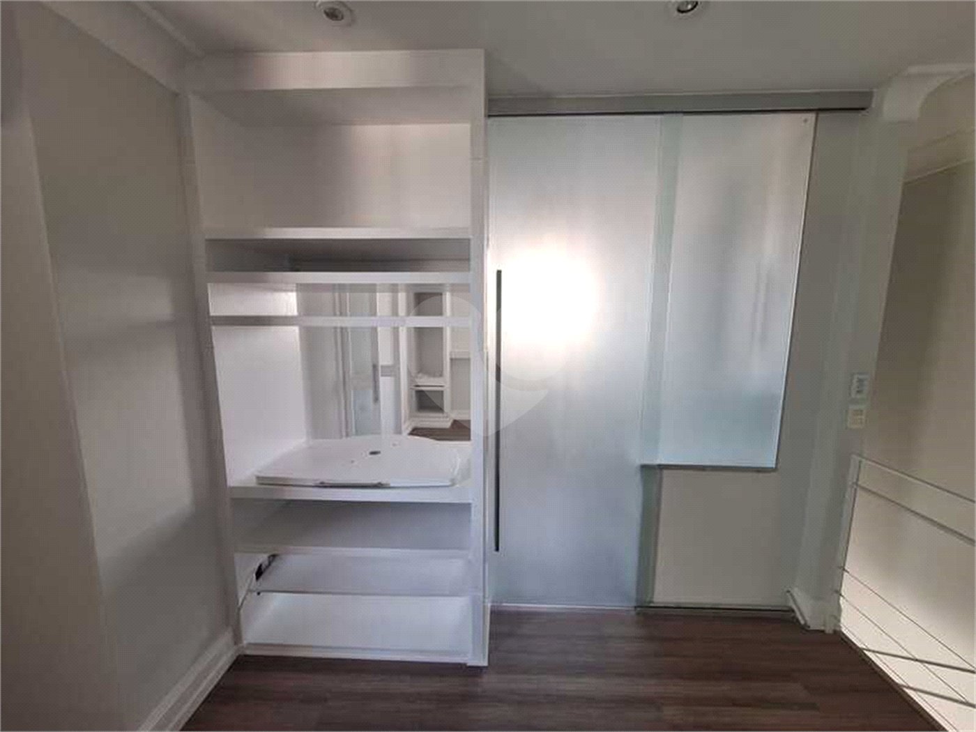 Apartamento para locação com 2 dormitórios, sendo 1 suíte com 02 vagas, totalmente climatizado nos 3 ambientes