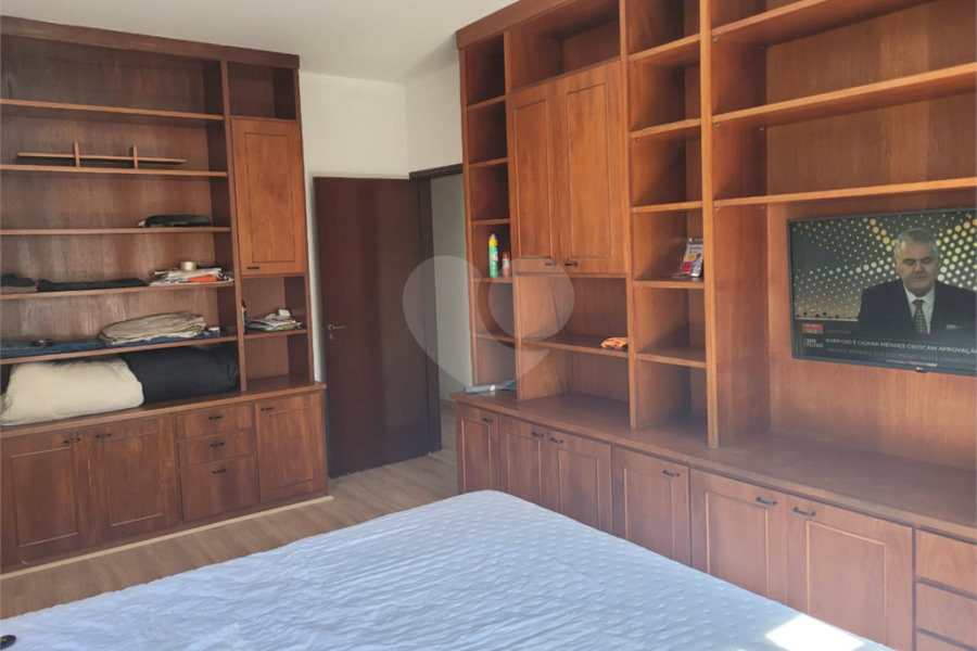 Sobrado com 14 metros de frente , na Região do Jardim Guapira , próximo ao Clube Guapira com 5 dormitórios, sendo 3 suíte com armários embutidos ,banheiro social, Sala para 2 ambientes, escritório com banheiro .cozinha ampla com armários, área de serviço ,dispensa, quintal com banheiro externo c