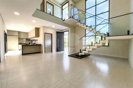 Indaiatuba - Condomínio Milano - Sobrado - 350 m² de terreno - 240 m² de área construída - 4 vagas de garagem, sendo 2 cobertas - Salas de estar e jantar integradas - 3 suítes com closet e varanda no pavimento superior - Escritório no térreo - Espaço gourmet com churrasqueira - Banheiro externo