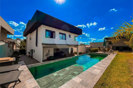Casa à venda com 4 quartos, sendo 3 suítes,  no condomínio Vintage, Cotia - SP