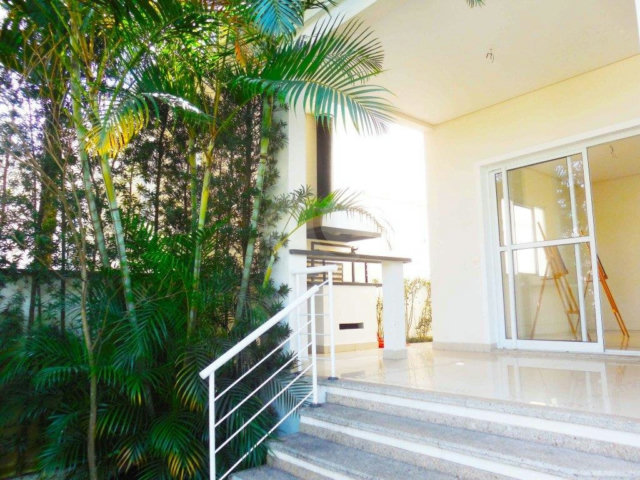 Casa à venda com 4 quartos, sendo 2 suítes,  no condomínio Bristol Village, São Paulo - SP
