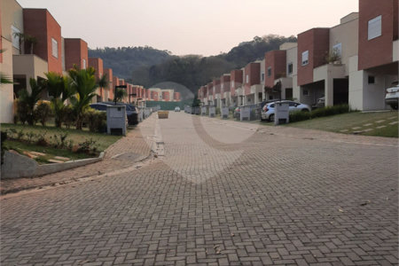 Casa à venda com 3 suítes no condomínio Ecovillagio, São Roque - SP