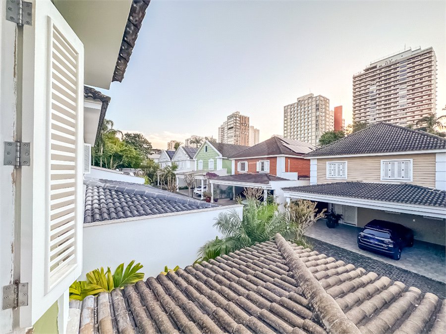 Casa à venda com 4 quartos, sendo 3 suítes, no condomínio Village Place, São Paulo - SP