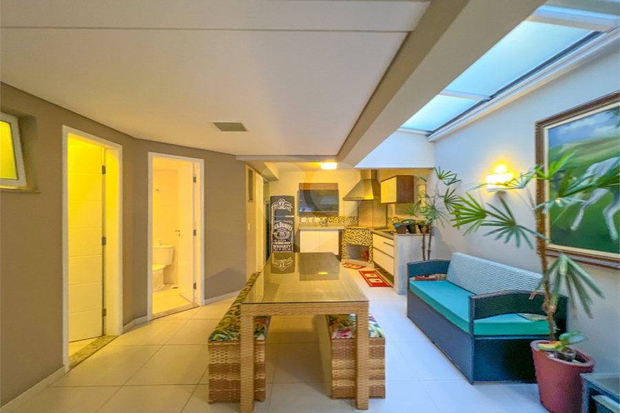 Casa à venda com 4 quartos, sendo 2 suítes,  no condomínio Floradas da Serra, São Paulo - SP