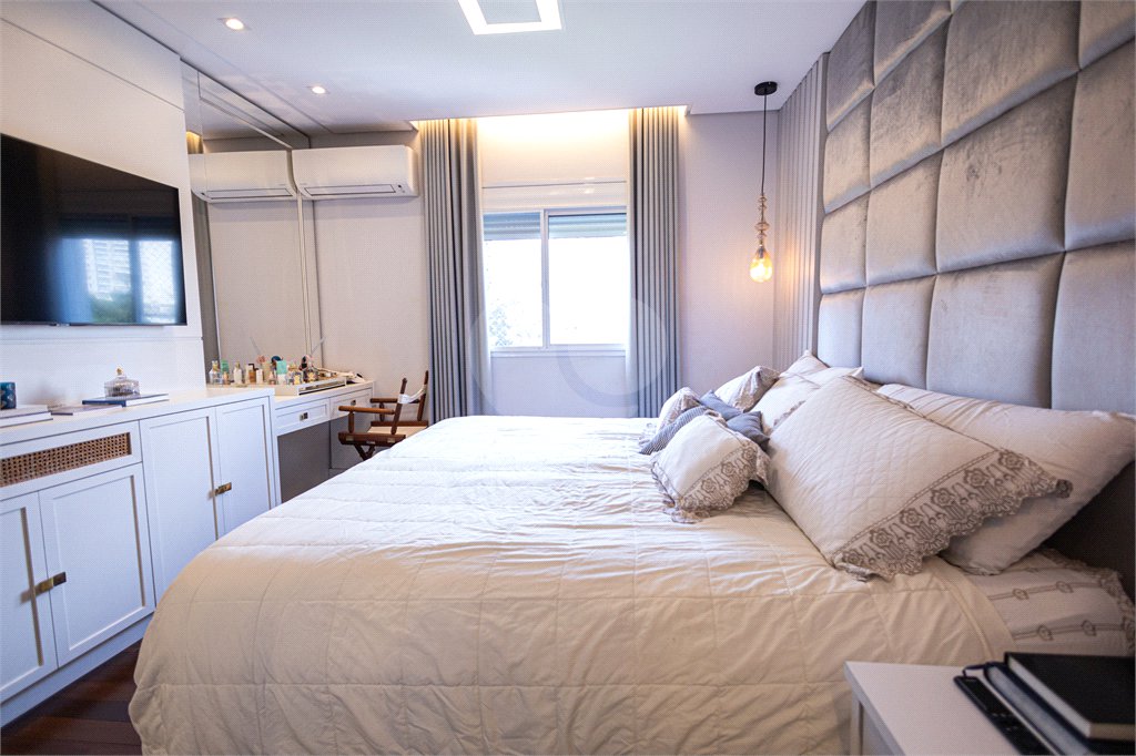 Apartamento à venda com 5 quartos, sendo 4 suítes,  em Parque Reboucas, São Paulo, SP