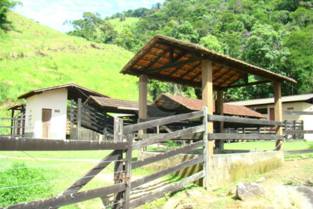 Fazenda à venda com 7 quartos, sendo 3 suítes, em Professor Souza, Casimiro de Abreu, RJ