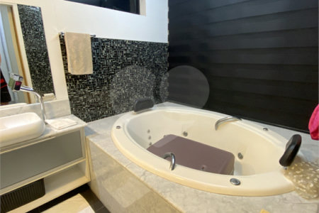 Casa à venda com 4 quartos, sendo 2 suítes, no condomínio Golden Village, Rio de Janeiro - RJ