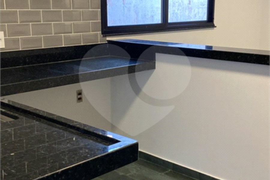 Casa à venda com 4 quartos, sendo 2 suítes,  no Centro, Serra Negra, SP