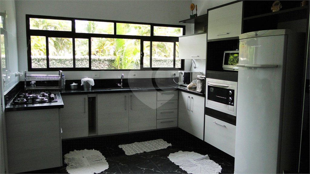 Casa à venda com 8 quartos, sendo 6 suítes,  no condomínio Acapulco, Guarujá - SP