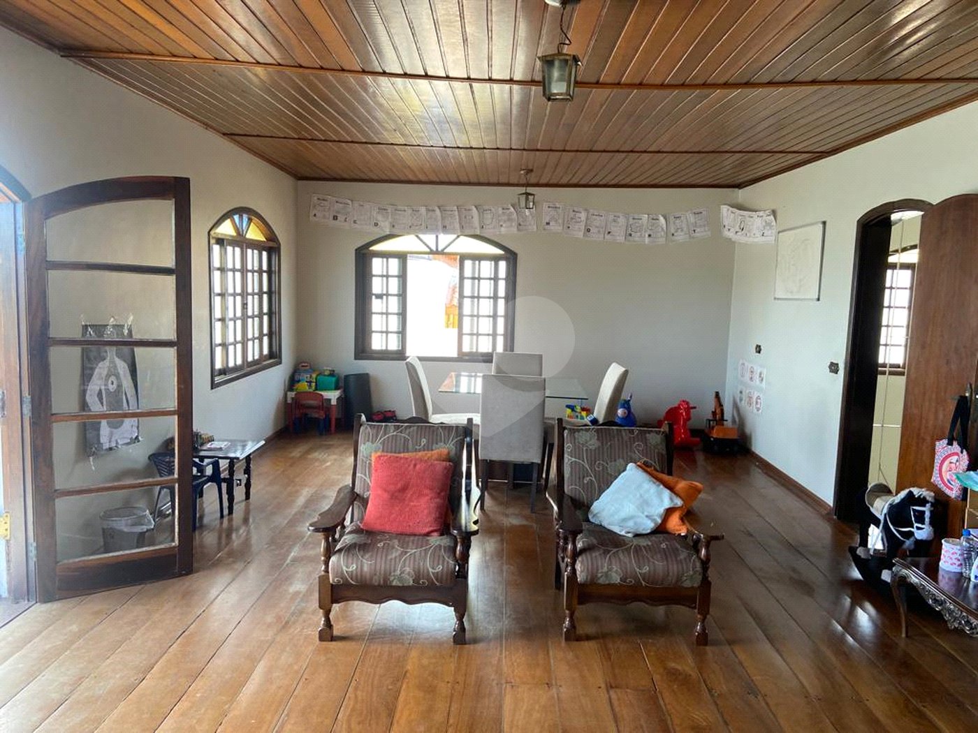 Casa à venda com 5 quartos, sendo 4 suítes, no condomínio Vilarejo Estoril, Mairiporã - SP