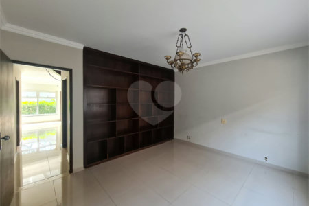 Sobrado à venda com 4 quartos, sendo 1 suíte,  em Interlagos, São Paulo, SP