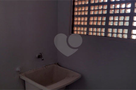Apto com 2 dormitórios, dois banheiros , e uma garagem.