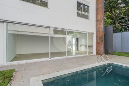 Casa à venda ou para alugar com 3 suítes no condomínio Jardim Flora, São Paulo - SP