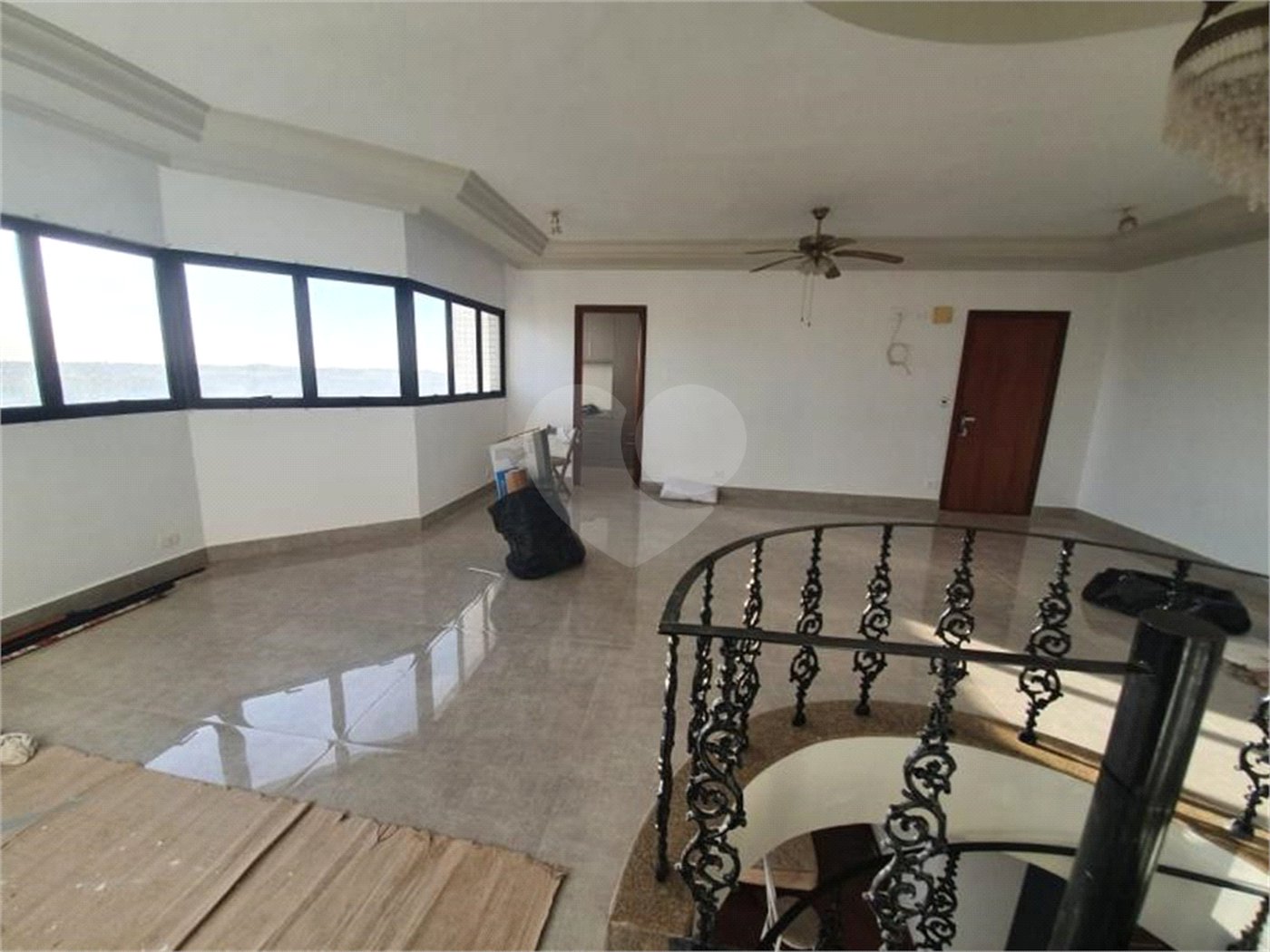 Apartamento Cobertura, no Condomínio Porto Sol.