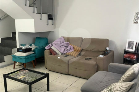 Casa à venda com 3 quartos, sendo 1 suíte, no condomínio Serranos, São Paulo - SP