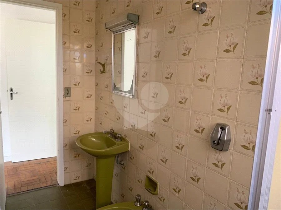 Casa espaçosa com 3 quartos, suíte, quintal e 2 vagas na Vila Santa Catarina
